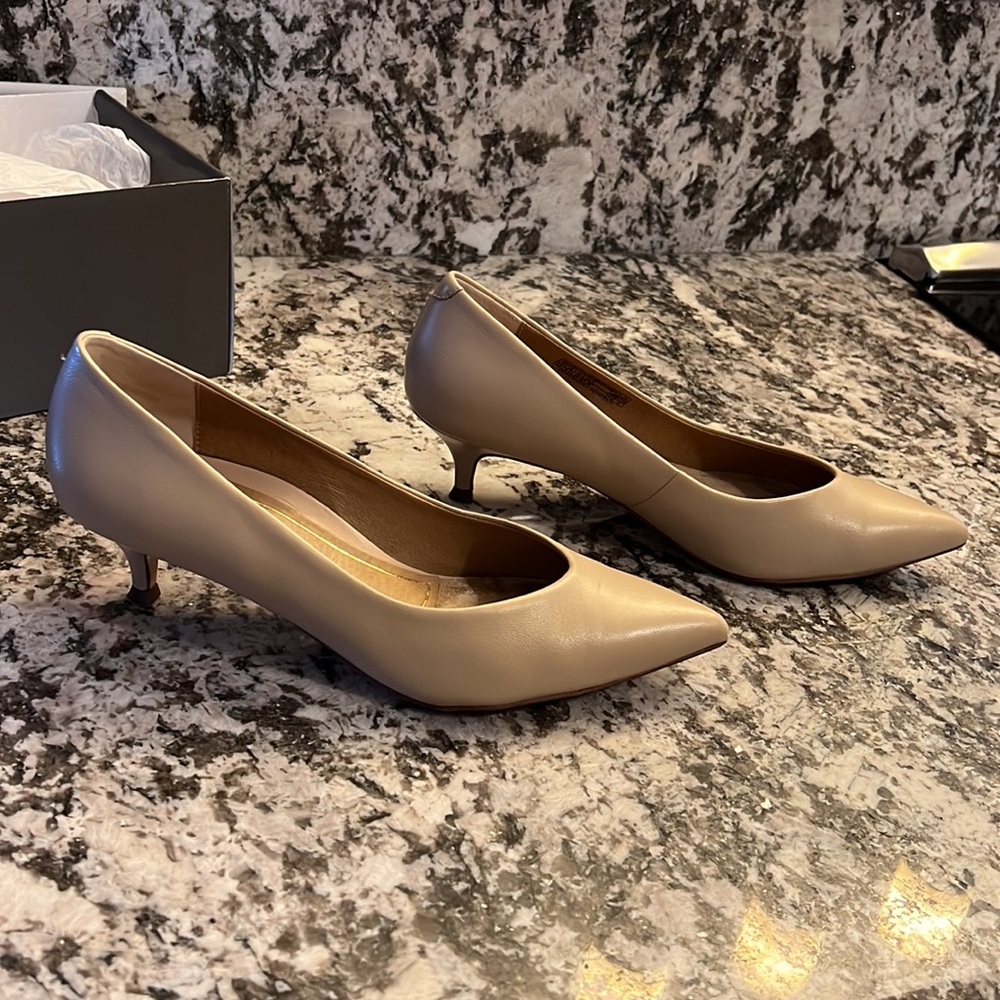 Vionic Women's 8.5 Kit Josie in Sand Leather with Low Heel - Picture 3 of 11